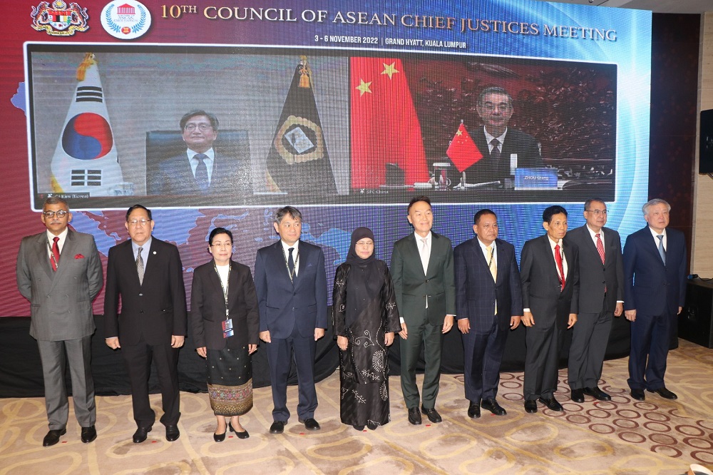 ပြည်ထောင်စုတရားသူကြီးချုပ် ဦးထွန်းထွန်းဦး ဦးဆောင်သည့် ကိုယ်စားလှယ်အဖွဲ့ မလေးရှားနိုင်ငံ၊ ကွာလာလမ်ပူမြို့တွင် ကျင်းပခဲ့သည့် (၁၀) ကြိမ်မြောက် အာဆီယံတရားသူကြီးချုပ်များကောင်စီ အစည်းအဝေးသို့တက်ရောက်